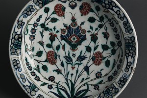 Piatto a decorazione floreale, Turchia, Ceramica a pasta silicea con decoro in policromia sotto invetriatura, 1575 c.
